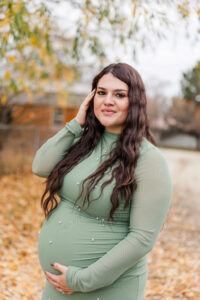 maternity session woman looking at me 