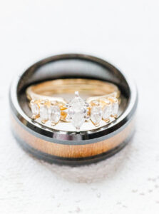 bride and groom rings 