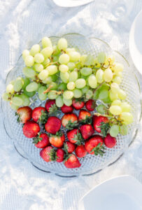a picture of grapes and strawberries 